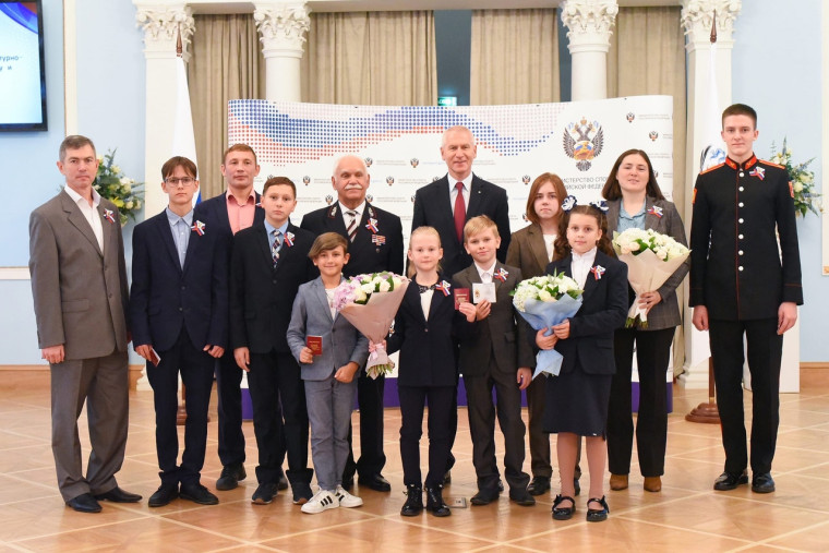 Вручили знаки отличия ГТО.